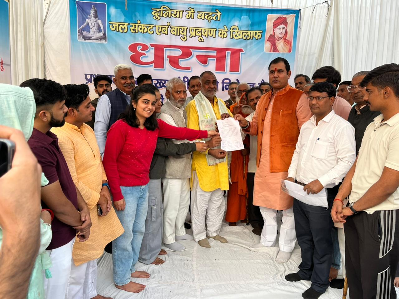 लोनी में जल-वायु संकट पर चल रहा धरना अचानक क्यों खत्म हुआ? जानिए पूरी कहानी