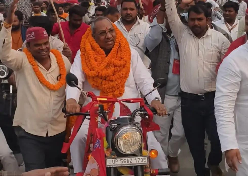 बाइक पर पहुंचे कैबिनेट मंत्री! पनियरा में डॉ. संजय निषाद का खास अंदाज़ बना चर्चा का केंद्र, कार्यकर्ताओं में दिखा जबरदस्त उत्साह