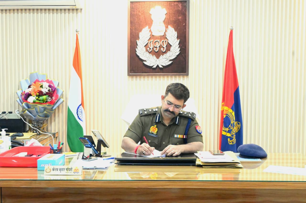 क्राइम ब्रांच के ऑफिस में ही रिश्वत! लाखों रुपए के साथ इंस्पेक्टर गिरफ्तार, छापेमारी ने उजागर किया चौंकाने वाला सच