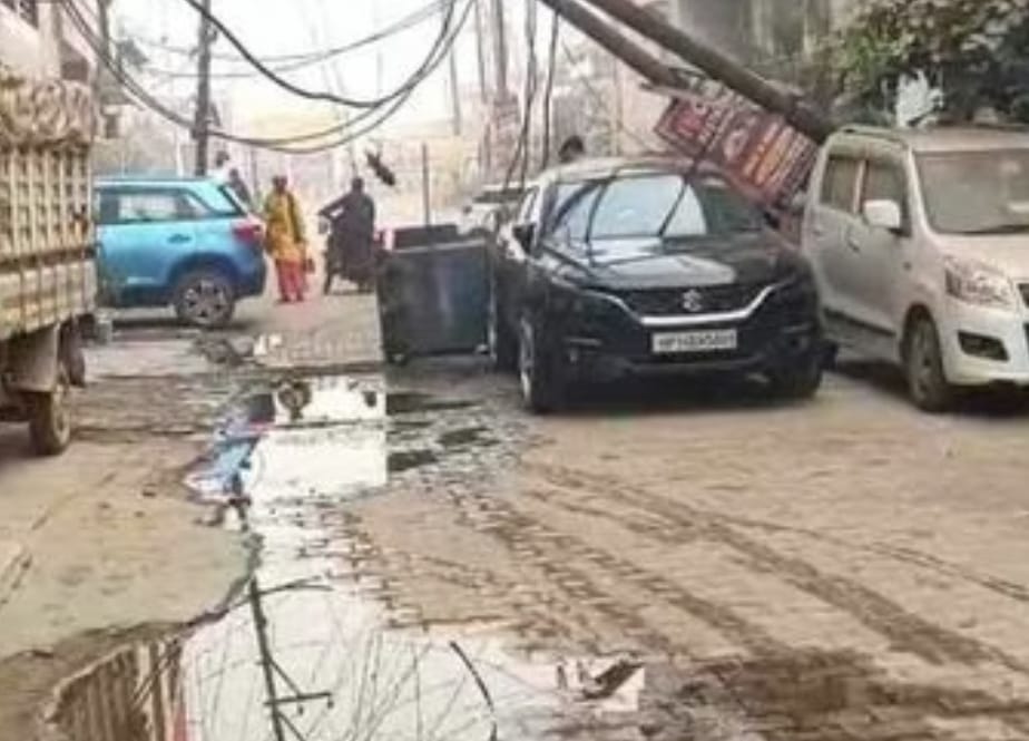 गाजियाबाद में टला बड़ा हादसा, पोल गिरने से दो कारें क्षतिग्रस्त, विभाग पर लापरवाही के आरोप
