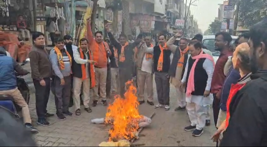 IAS संतोष वर्मा पर विवाद गहराया- ब्राह्मण समाज का फूटा गुस्सा, पुतला दहन के बाद गिरफ्तारी की मांग तेज