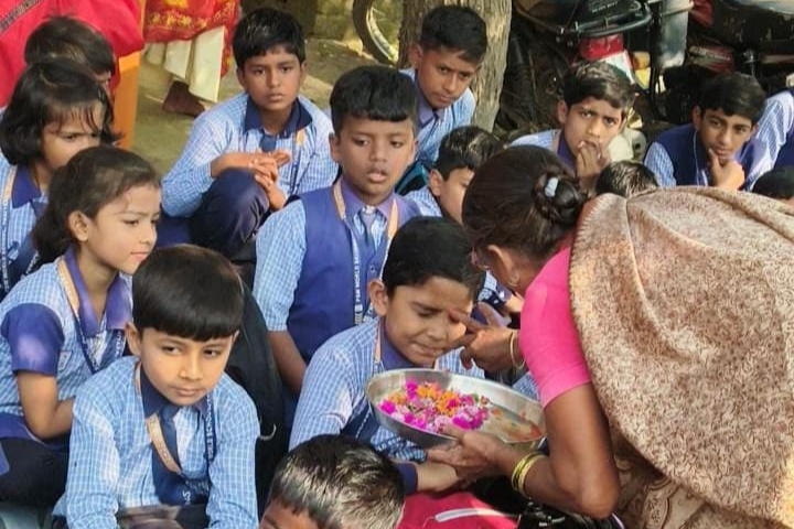 पी.एस.एम. वर्ल्ड स्कूल के नन्हें बच्चों ने वृद्धाश्रम में बाँटी मुस्कानें, भावनाओं से भर उठा “आधार शिला” परिसर