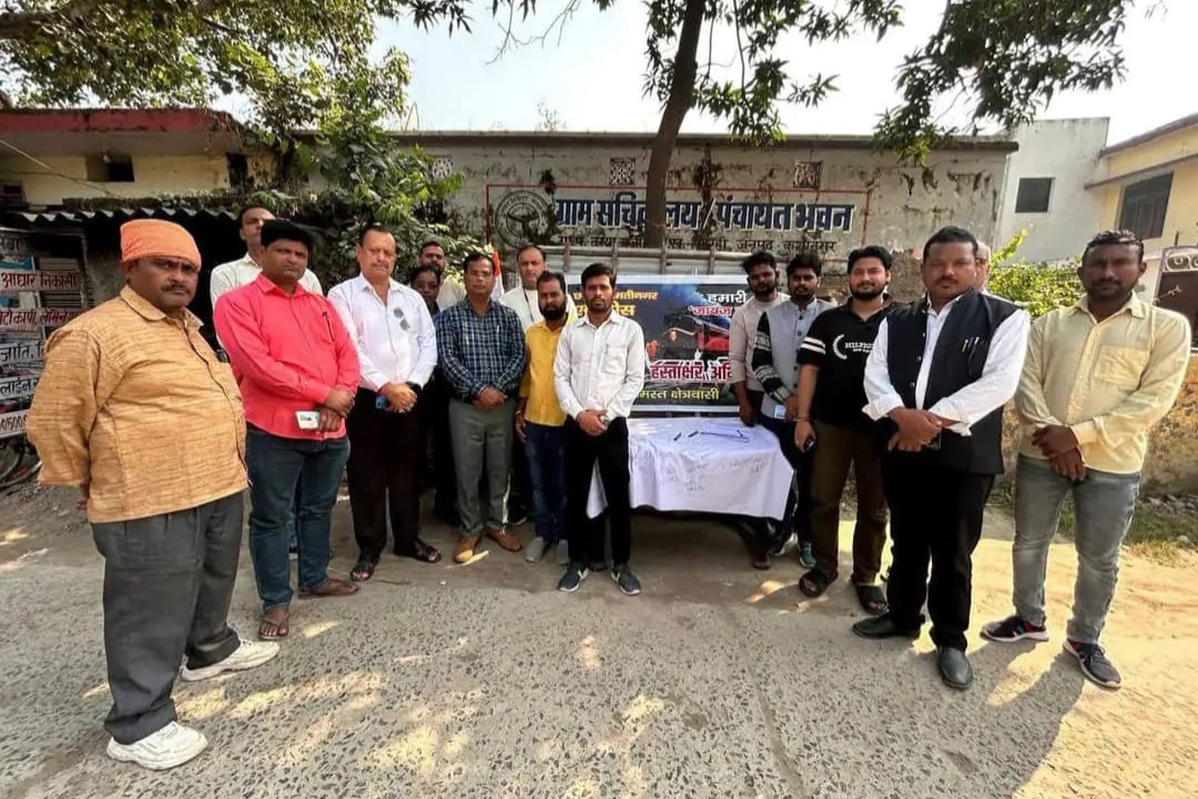 Kushinagar News: अंग्रेजों के जमाने में बने रेलवे स्टेशन पर नहीं रुकती एक्सप्रेस ट्रेन, ठहराव की मांग को लेकर चला जनहस्ताक्षर अभियान