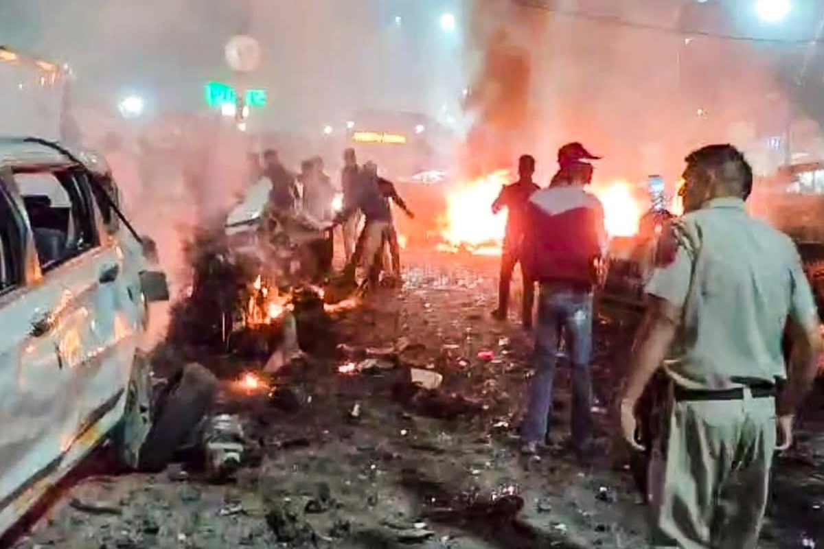 लाल किला के पास धमाके के बाद दहली दिल्ली, सड़क पर बिखरे लाशों के टुकड़े, मची चीख-पुकार, जानिए चश्मदीदों ने क्या कहा