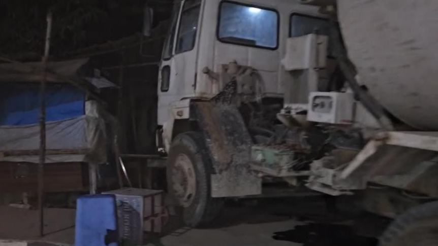 महराजगंज जिला अस्पताल गेट पर टला बड़ा हादसा, तेज रफ्तार ट्रेलर रेलिंग तोड़कर अंदर घुसा, मची अफरा-तफरी