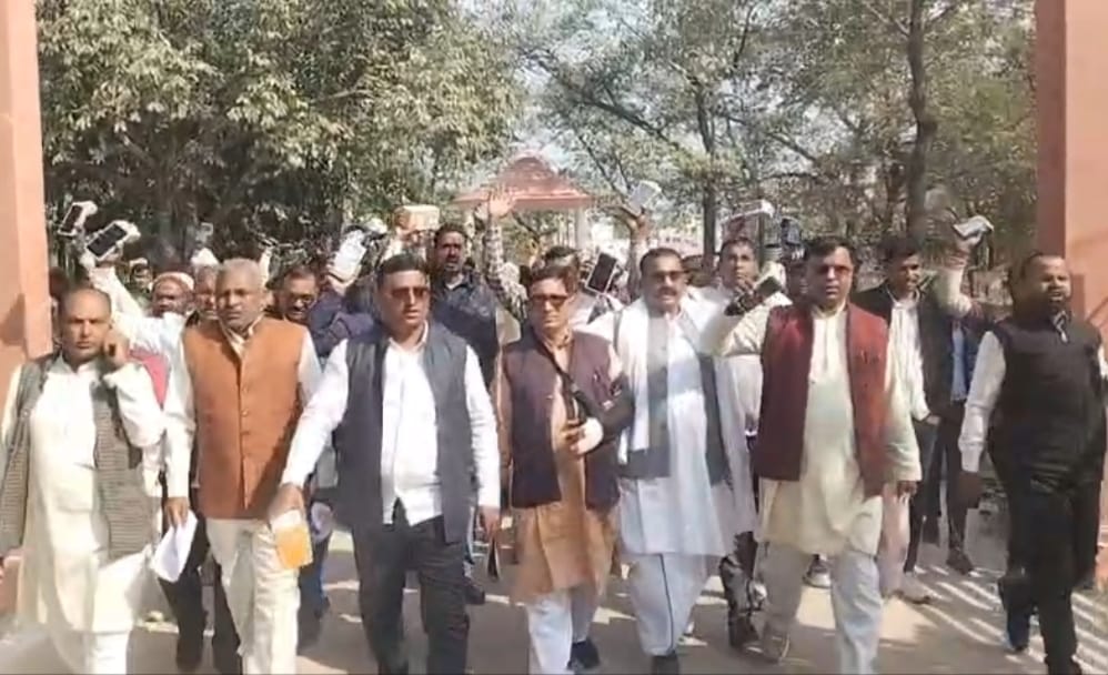 VIDEO: महराजगंज के कोटेदारों का जिला मुख्यालय पर हल्ला बोल, दिया बड़ा अल्टीमेटम, जानिए पूरा मामला