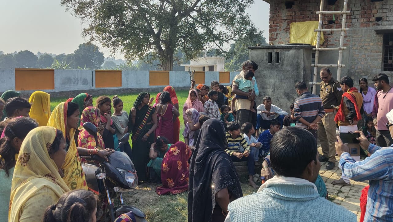 शनिवार से लापता महिला की जंगल में मिली लाश, पेड़ से लटकते शव ने खड़े किए कई गंभीर सवाल, गाँव में पसरा मातम