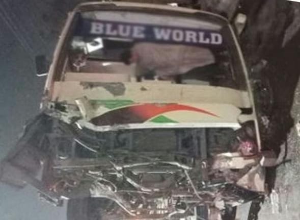 गाजियाबाद में बड़ा हादसा: डिवाइडर से टकराकर पलटी बस, दर्जन भर यात्री गंभीर रूप से घायल, मची चीख़-पुकार