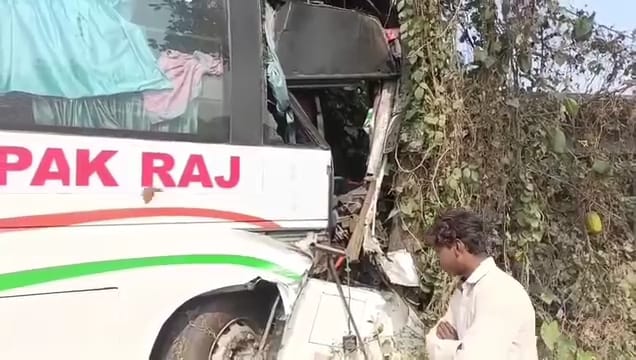 कुशीनगर में तेज रफ्तार का कहर, लग्जरी स्लीपर बस पेड़ से टकराई, कई यात्री घायल, मची चीख-पुकार