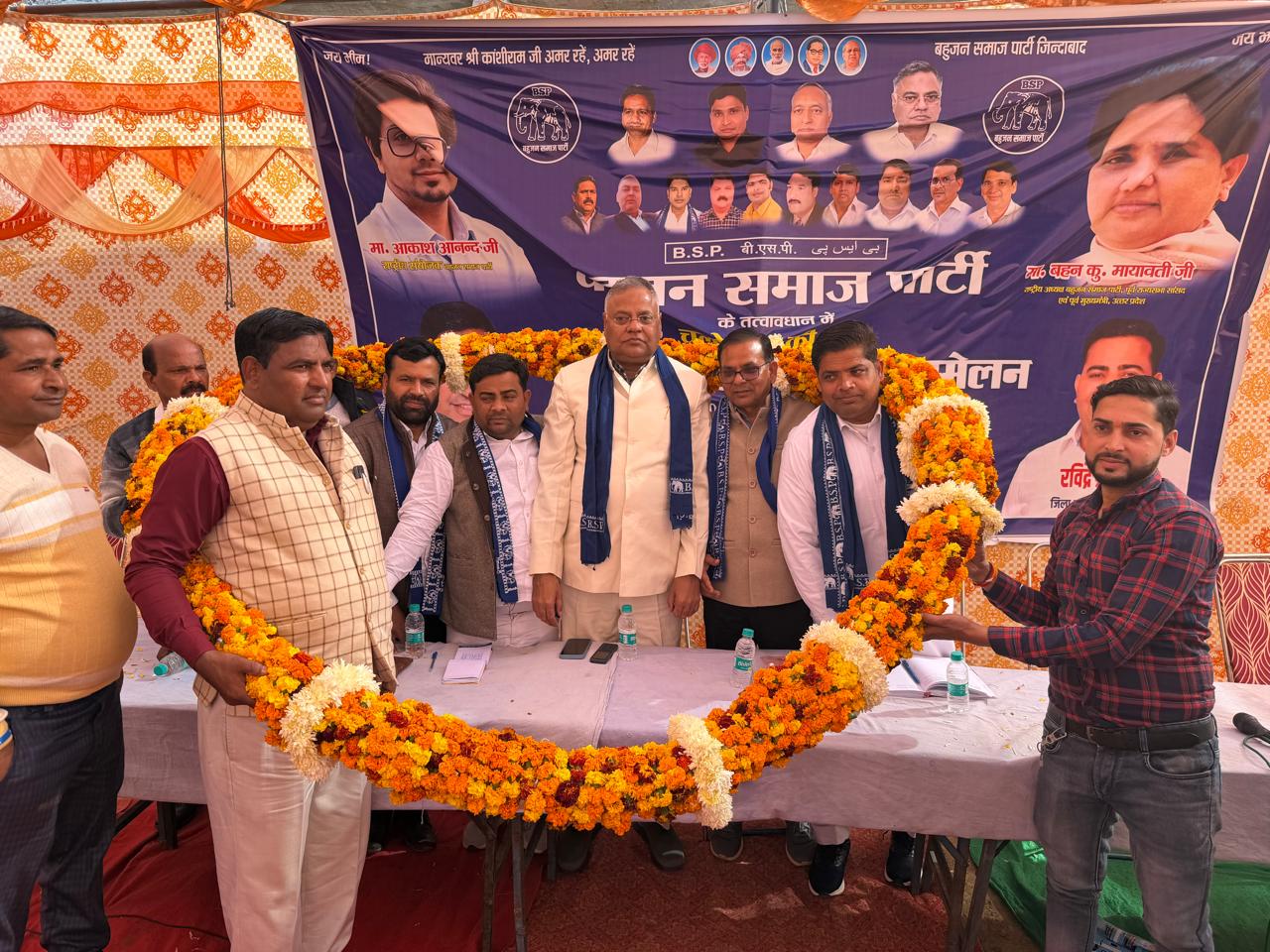 Politics: बुलंदशहर में भाजपा को तगड़ा झटका, ठाकुर हरिराज सिंह ने सैकड़ों समर्थकों संग थामा बसपा का दामन