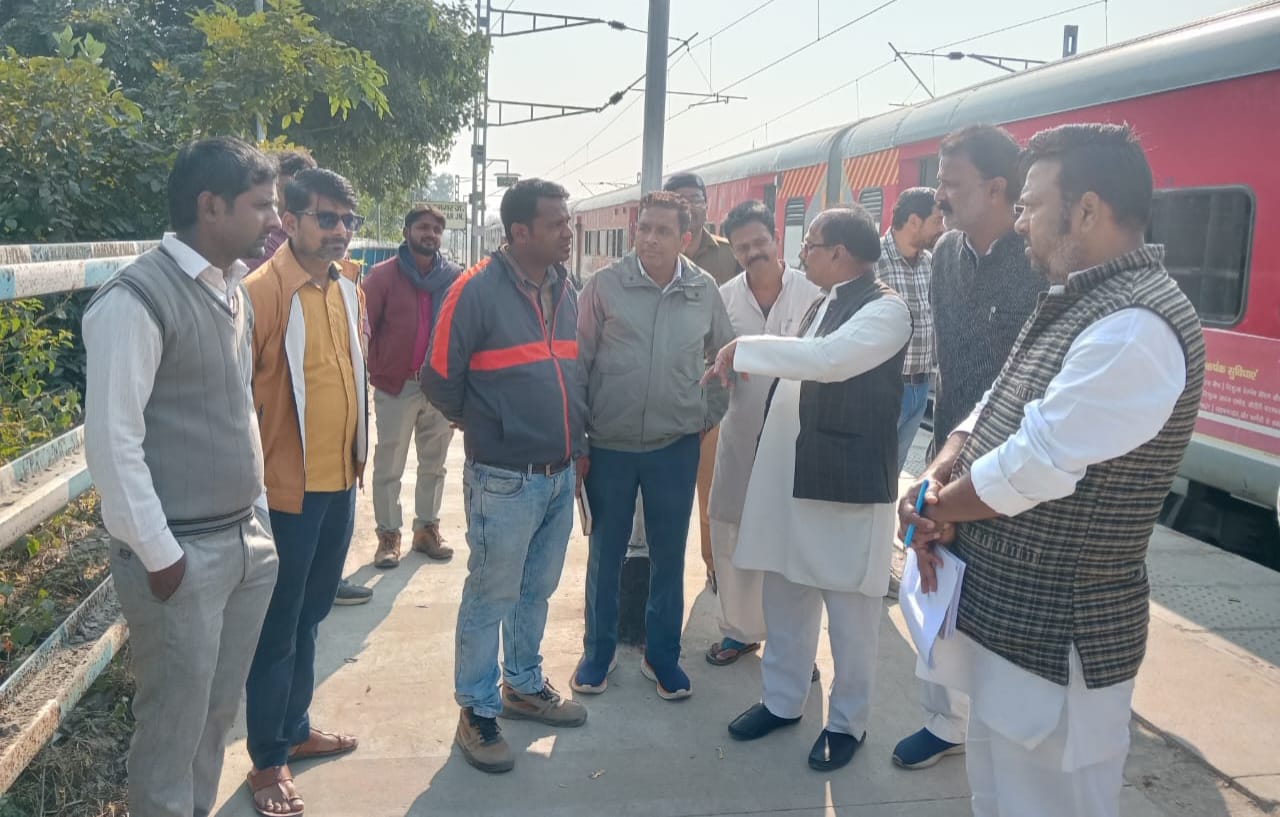 दशकों पुरानी दुकानों पर संकट; आनंदनगर स्टेशन पर रेल मंत्रालय सदस्य के सामने फूटा व्यापारियों का दर्द, सौंपा ज्ञापन