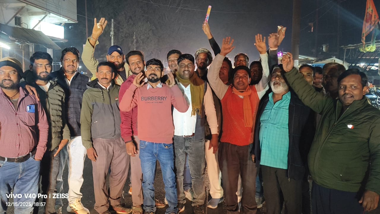 पंकज चौधरी के यूपी भाजपा अध्यक्ष बनने पर पनियरा में उत्सव का माहौल, व्यापार मंडल ने बांटी मिठाइयां, जमकर आतिशबाजी