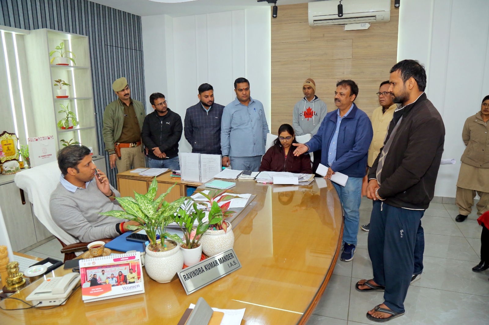 गाजियाबाद कलेक्ट्रेट में उमड़ी फरियादियों की भीड़, जिलाधिकारी ने सख्ती के साथ दिए त्वरित समाधान के निर्देश