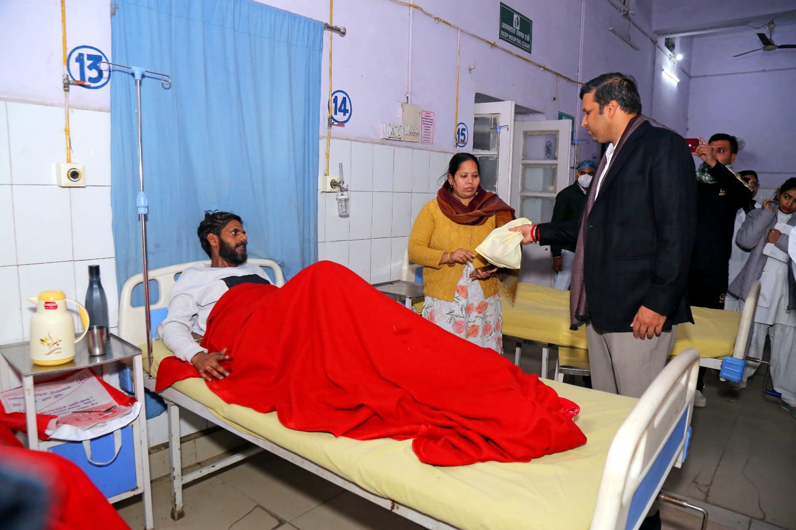 स्वास्थ्य सेवाओं में लापरवाही नहीं चलेगी: एमएमजी अस्पताल निरीक्षण के दौरान बोले डीएम, व्यवस्थाओं का भी लिया जायजा