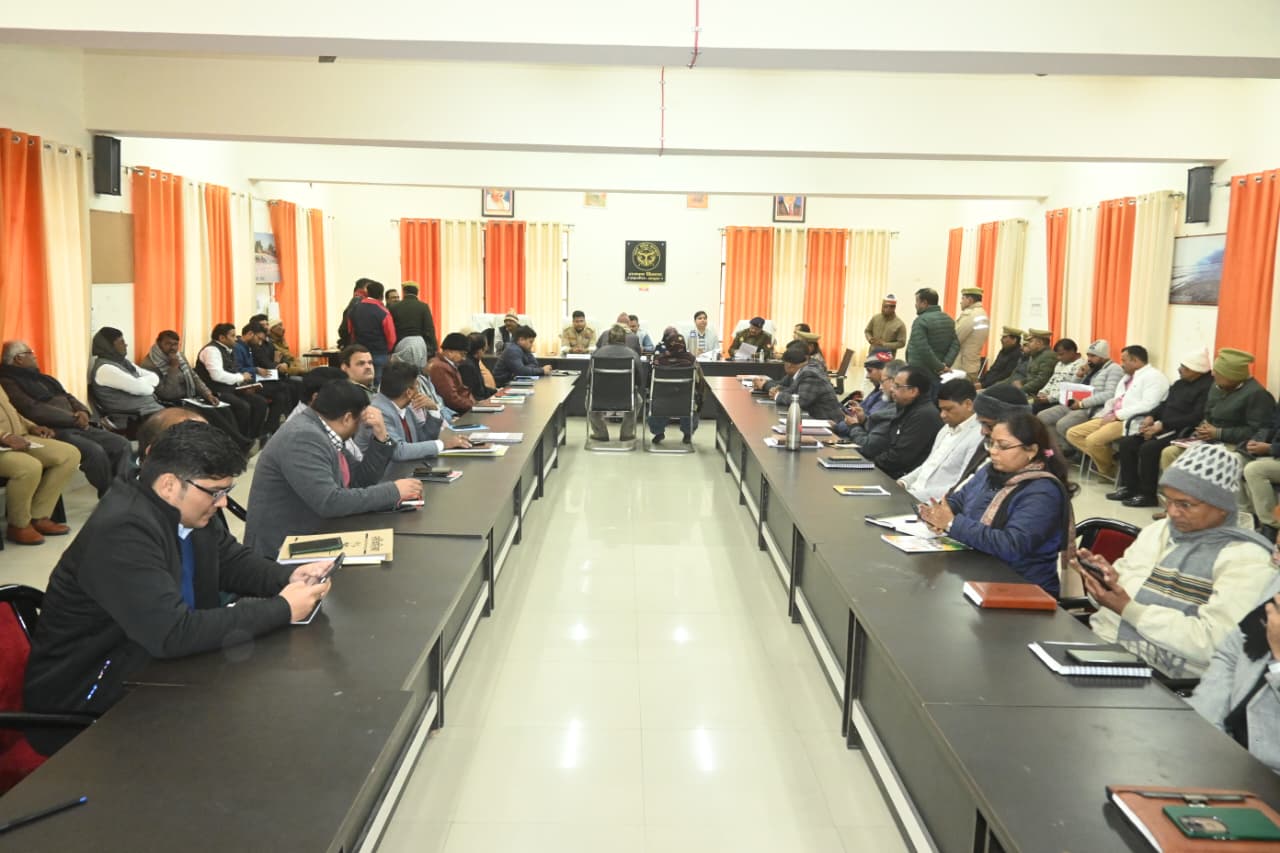 कुशीनगर में समाधान दिवस का आयोजन, डीएम-एसपी ने सुनी जनता की समस्याएं, शिकायतों पर सख्त निर्देश