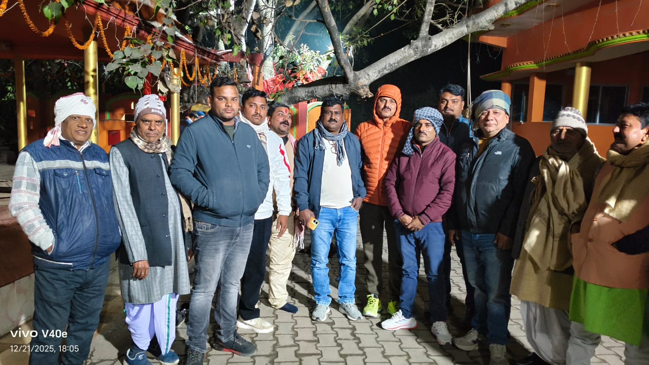 समर्थकों के साथ धार्मिक यात्रा पर निकले विधायक पप्पू पांडेय, मां थावे वाली भवानी को अर्पित करेंगे स्वर्ण मुकुट