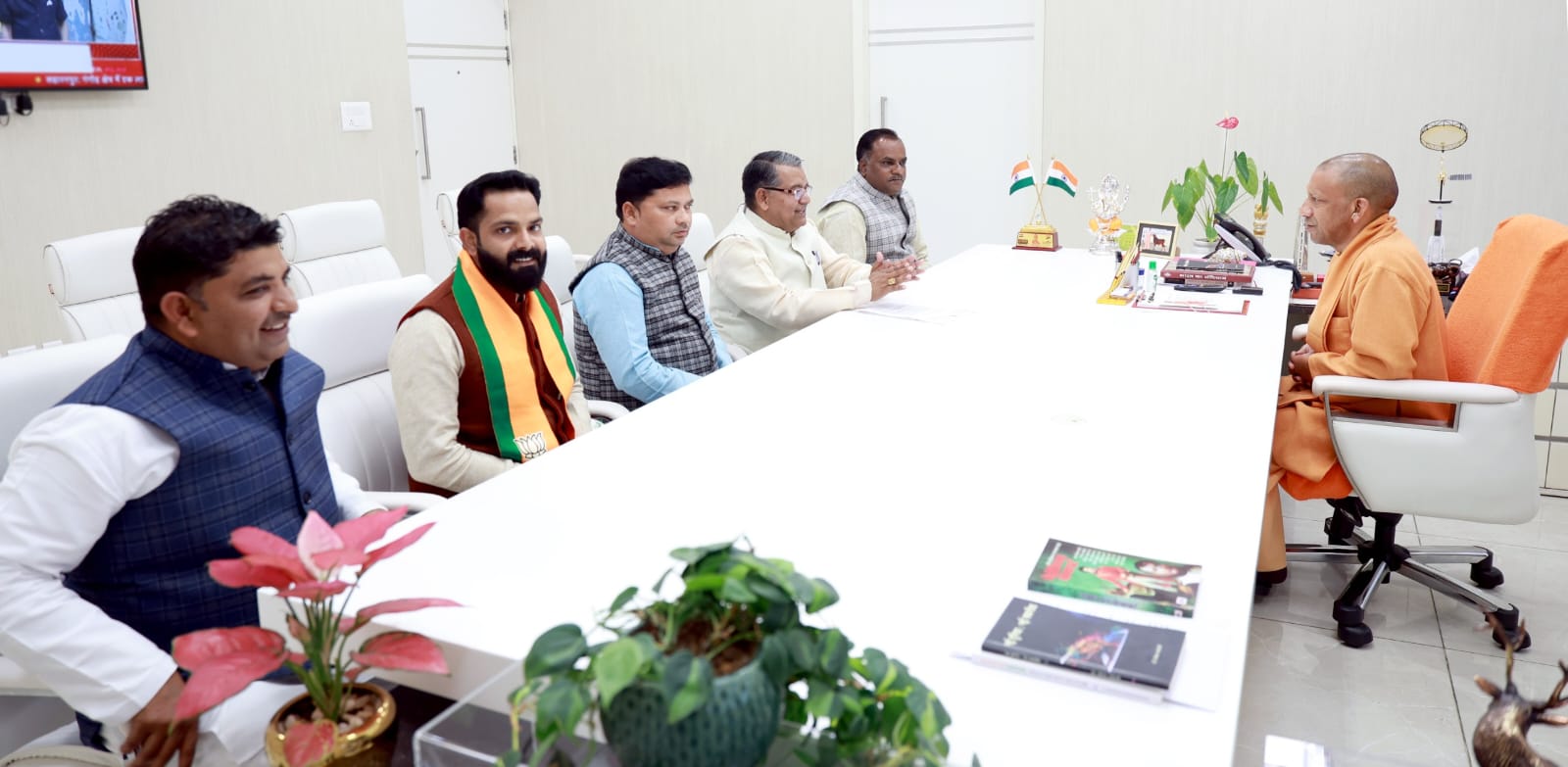 विधायक चंद्रपाल सिंह लोधी ने सीएम योगी से लखनऊ में की मुलाकात, डिबाई क्षेत्र के विकास पर हुई अहम चर्चा