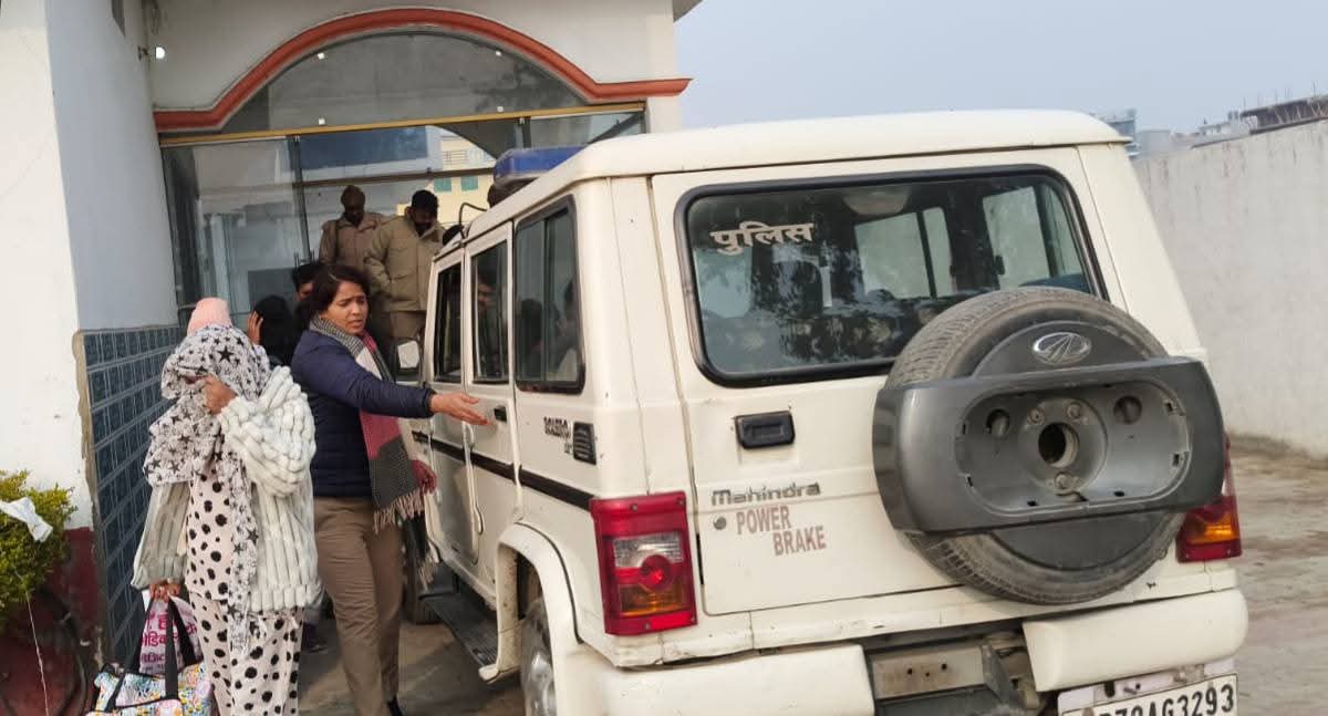 कुशीनगर में देह व्यापार का भंडाफोड़, होटल में छापेमारी के दौरान कई युवक-युवतियां पकड़े गए, पुलिस कार्रवाई से मचा हड़कंप