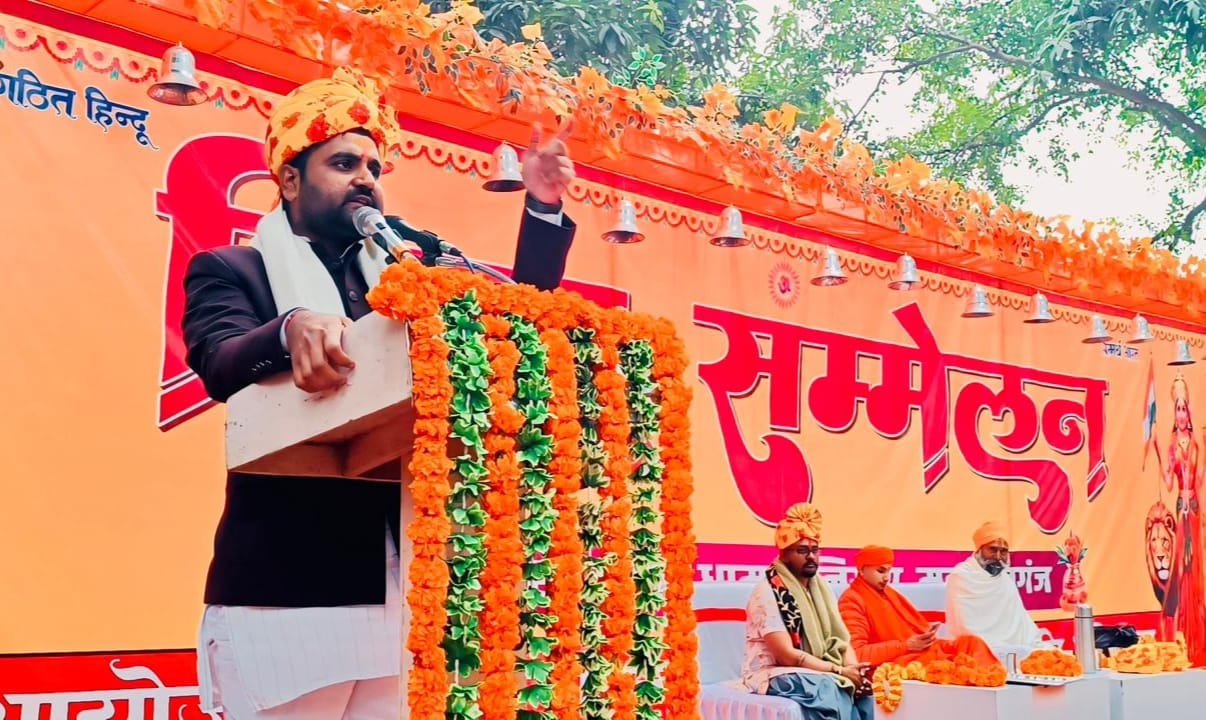 पनियरा में हिंदू एकता का ऐतिहासिक संदेश, रहसुगुरु धाम में उमड़ा जनसैलाब, ओजस्वी विचारों से गुंजायमान हुआ सम्मेलन स्थल