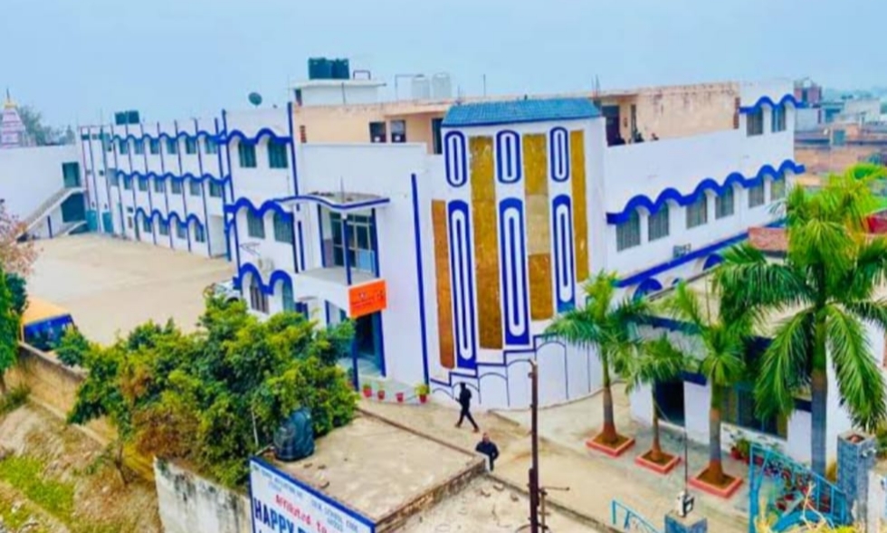 परीक्षा हॉल के बाहर रोका गया छात्र… वजह जानकर अभिभावक भी रह गए दंग! बीएसए से शिकायत