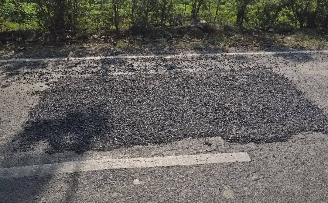 लाखों की लागत से बनी सड़क आधा साल भी नहीं टिकी, जनता में गहरा आक्रोश, आखिर किसने दफना दी गुणवत्ता की सच्चाई?