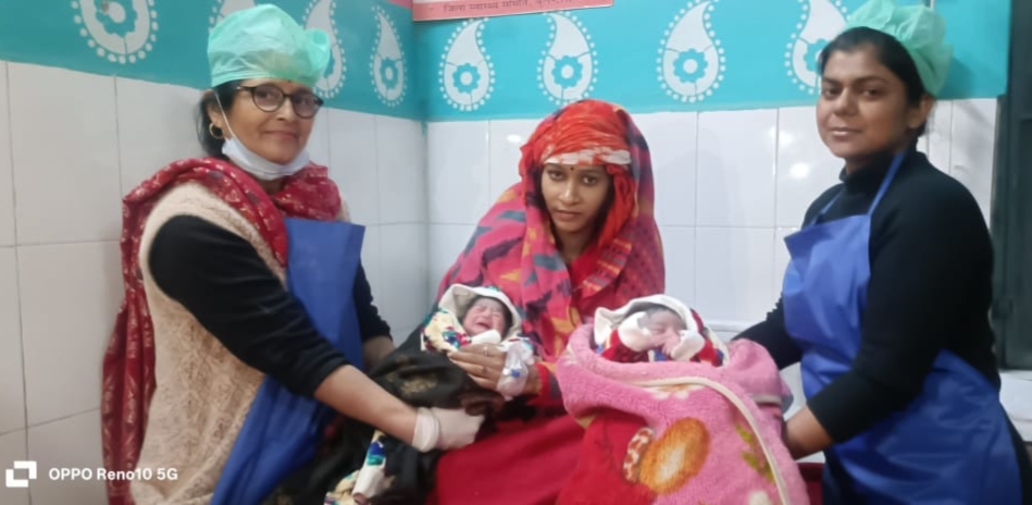 दोहरी चुनौती, दोहरी जीत: जटिल स्थिति में जुड़वां बच्चों का सफल प्रसव, डॉक्टरों ने बचाई मां और नवजातों की जान