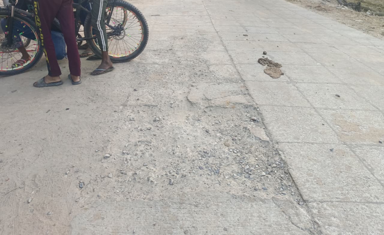 सांसद के गांव को जोड़ने वाला मार्ग बदहाल, सड़क में उभरते गड्ढों ने बढ़ाई चिंता, विभागीय उदासीनता से ग्रामीण आक्रोशित