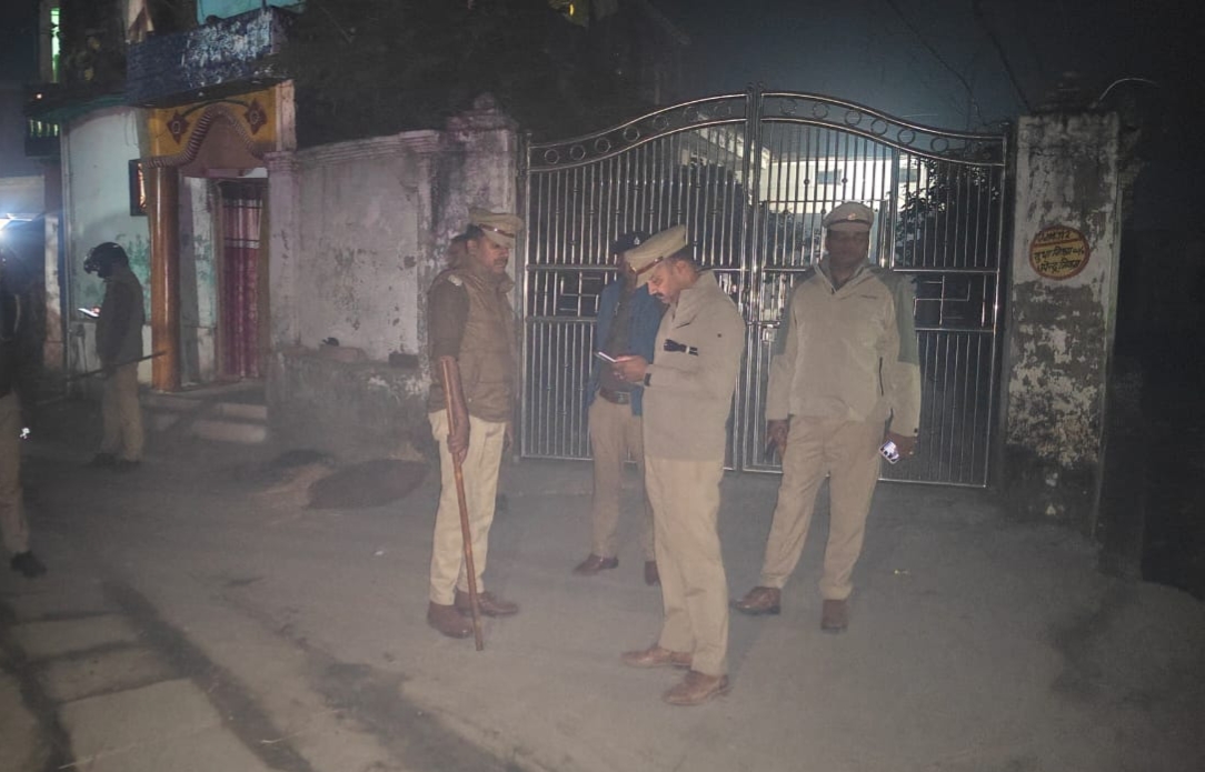 Crime News: महराजगंज में जमीनी विवाद पर खून-खराबा, कुल्हाड़ी से ताबड़तोड़ हमला कर अधेड़ की हत्या