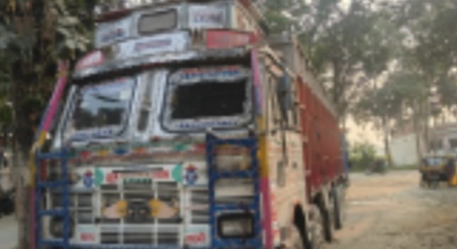 Kushinagar News: सेवरही पुलिस ने पकड़े तीन ओवरलोड बालू ट्रक, बिना प्रपत्र परिवहन का मामला उजागर