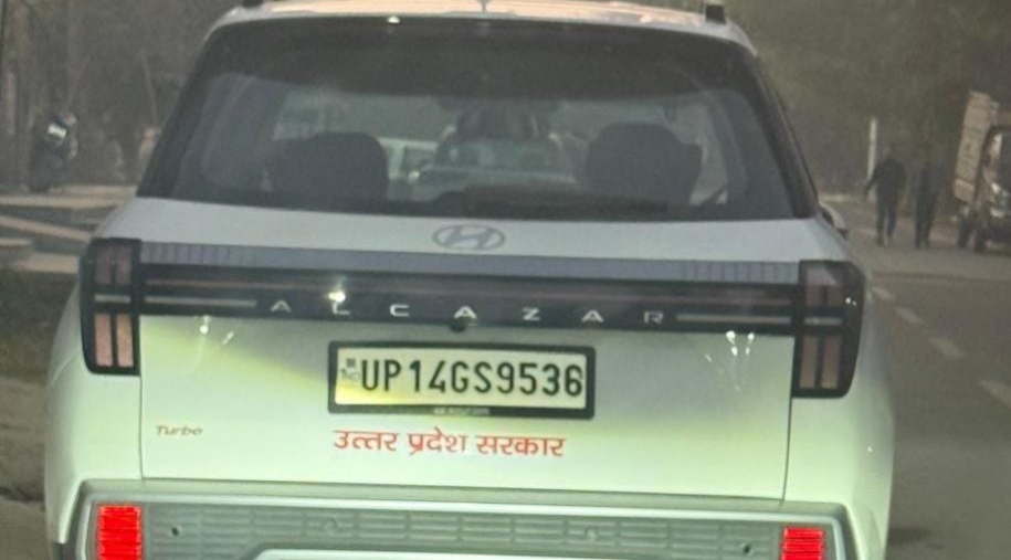 ट्रैफिक नियमों पर दोहरा मापदंड! गाजियाबाद में सरकारी कर्मचारी खुलेआम कर रहे MV Act का उल्लंघन