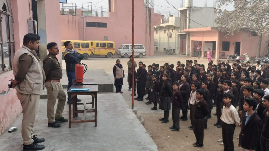 गाजियाबाद: अग्निशमन विभाग ने स्कूलों में कराया इवैक्यूएशन ड्रिल, छात्रों और शिक्षकों को मिला अग्नि सुरक्षा प्रशिक्षण