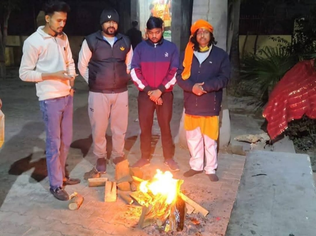 बुलंदशहर में कोहरे और शीतलहर ने थामा जनजीवन, अलाव बना लोगों का सहारा, ठण्ड से कांपा शिकारपुर