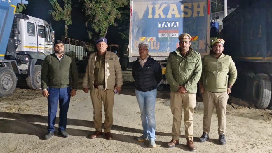 खनन माफिया पर प्रशासन ने कसा शिकंजा, महराजगंज में बिना परमिट चल रहे कई डंपर सीज, कार्रवाई से मचा हड़कंप