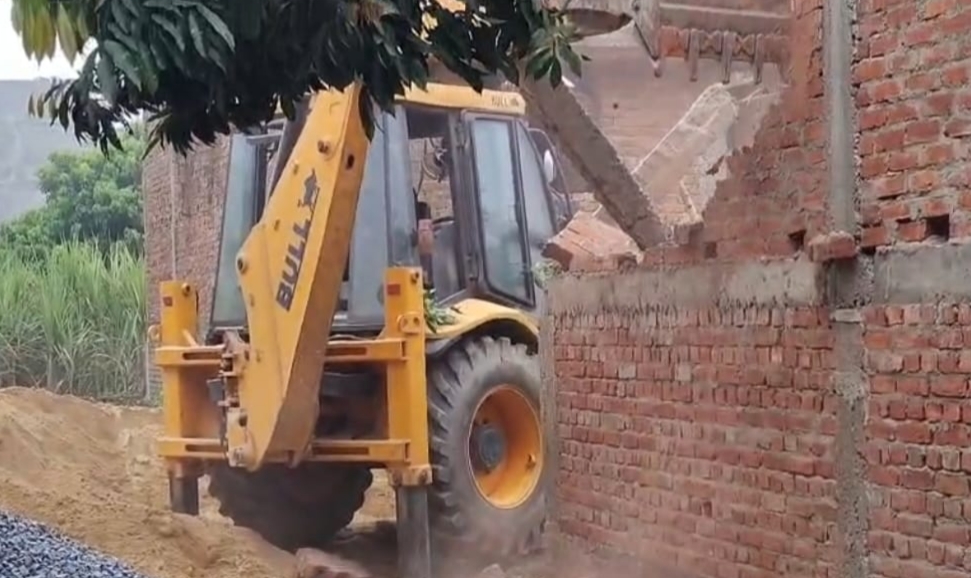 कुशीनगर में गरजा बुलडोजर, हाईकोर्ट के आदेश पर प्रशासन ने सीलिंग की जमीन से हटाया अवैध कब्जा