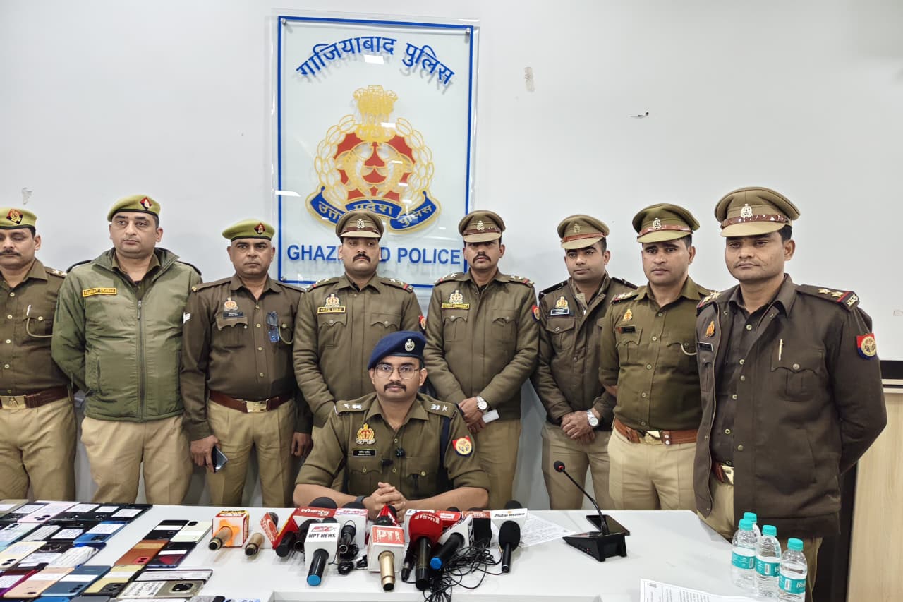 गाजियाबाद पुलिस ने जीता जनता का भरोसा, खोए हुए सैकड़ों मोबाइल पहुंचे मालिकों तक, लोगों ने जताया आभार