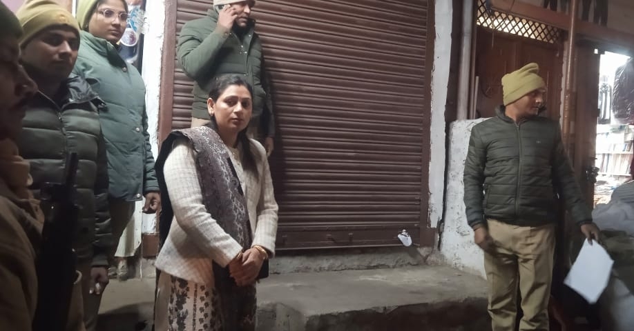 कुशीनगर में अवैध मेडिकल स्टोर पर छापा, दुकान सील, कार्रवाई से अवैध संचालकों में मचा हड़कंप