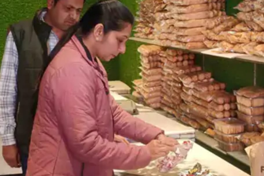 गाजियाबाद में नए साल से पहले मिठाई-बेकरी दुकानों पर छापेमारी, हाइजीन में लापरवाही पड़ सकती है भारी