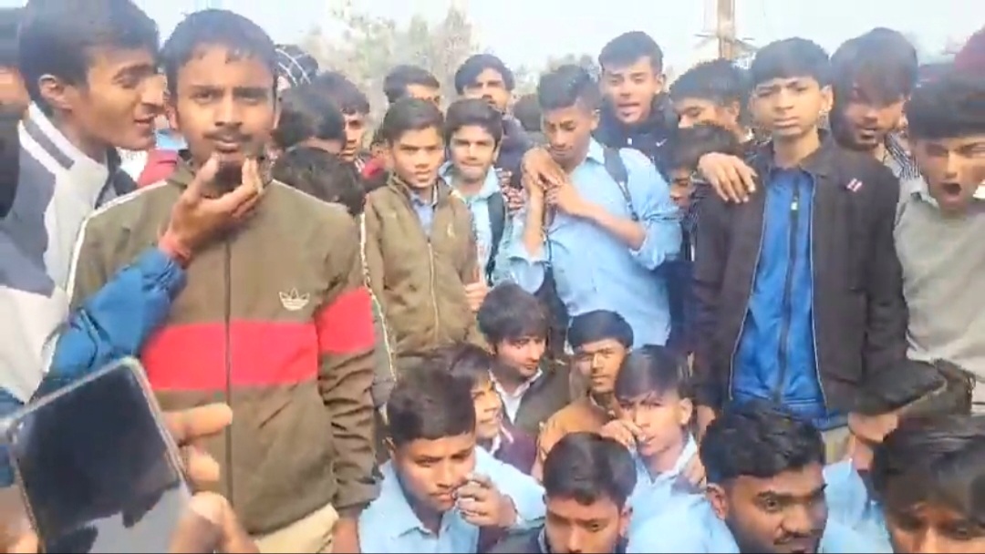 VIDEO: बुलंदशहर के स्कूल में बड़ा हंगामा, फीस विवाद ने लिया खतरनाक मोड़, आत्मदाह की कोशिश से मचा हडकंप