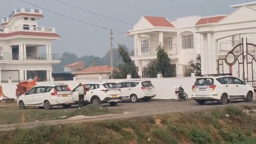 कुशीनगर में सुबह-सुबह आयकर विभाग की दस्तक, प्रॉपर्टी डीलर के ठिकानों पर कार्रवाई से मचा हडकंप, पढ़िए पूरी ख़बर