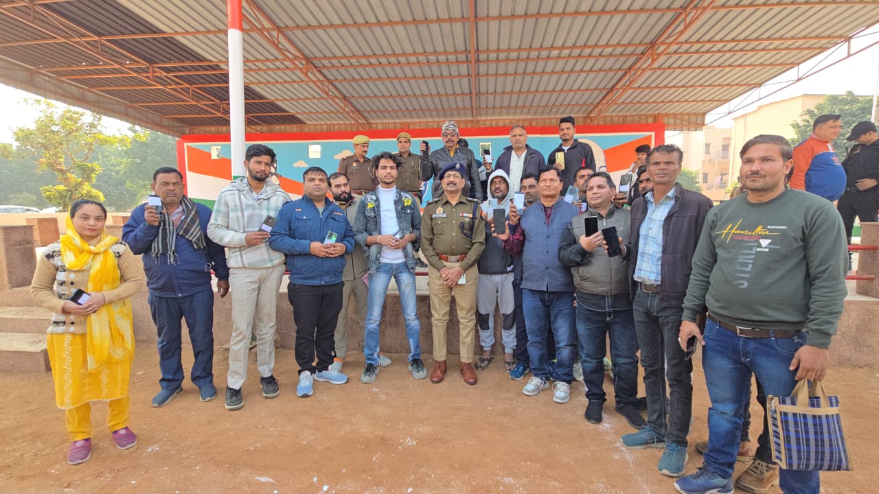बुलंदशहर पुलिस को मिली बड़ी सफलता, नवंबर में गुम हुए 142 मोबाइल फ़ोन बरामद, लोगों के चेहरे पर लौटी खुशियां