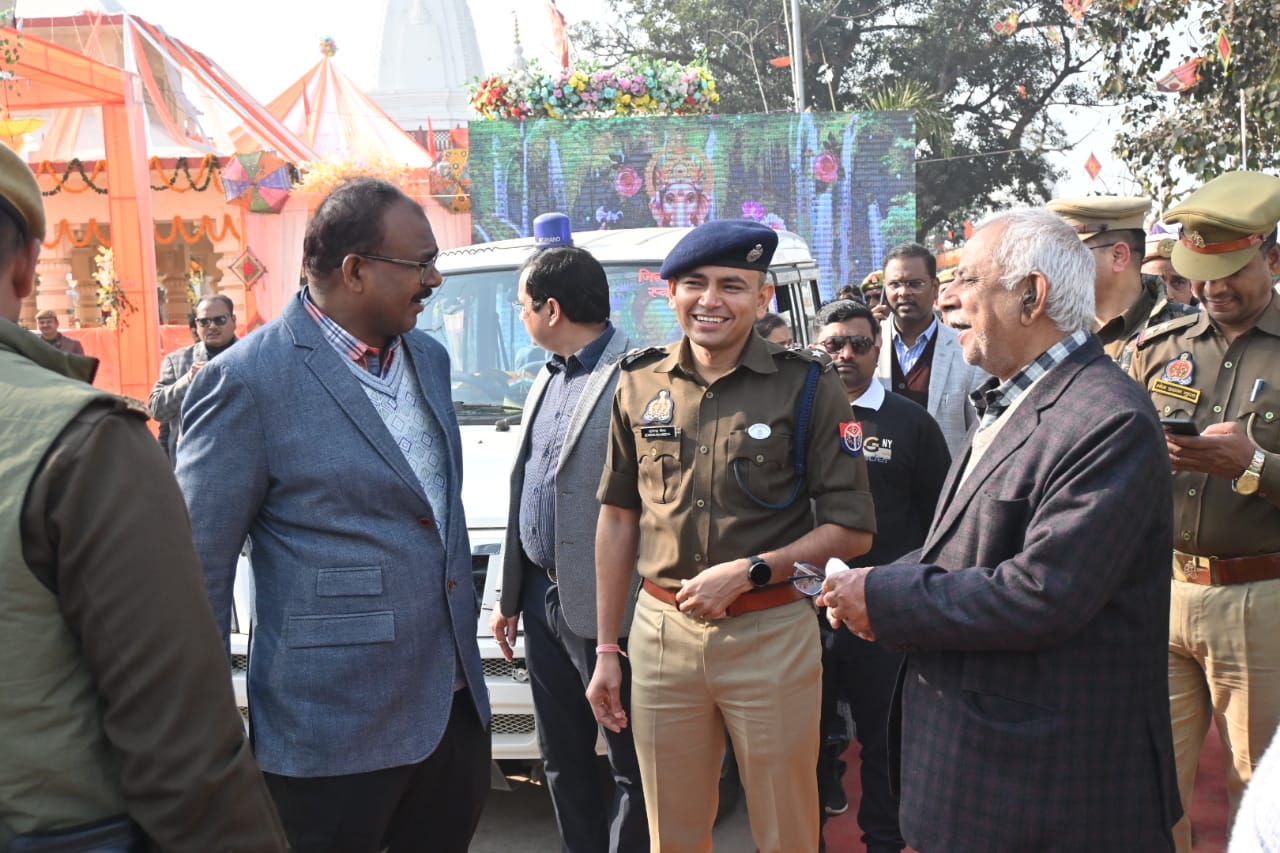 महराजगंज में खिचड़ी मेले को लेकर प्रशासन अलर्ट, डीएम-एसपी ने किया गुरु गोरखनाथ मंदिर परिसर का निरीक्षण