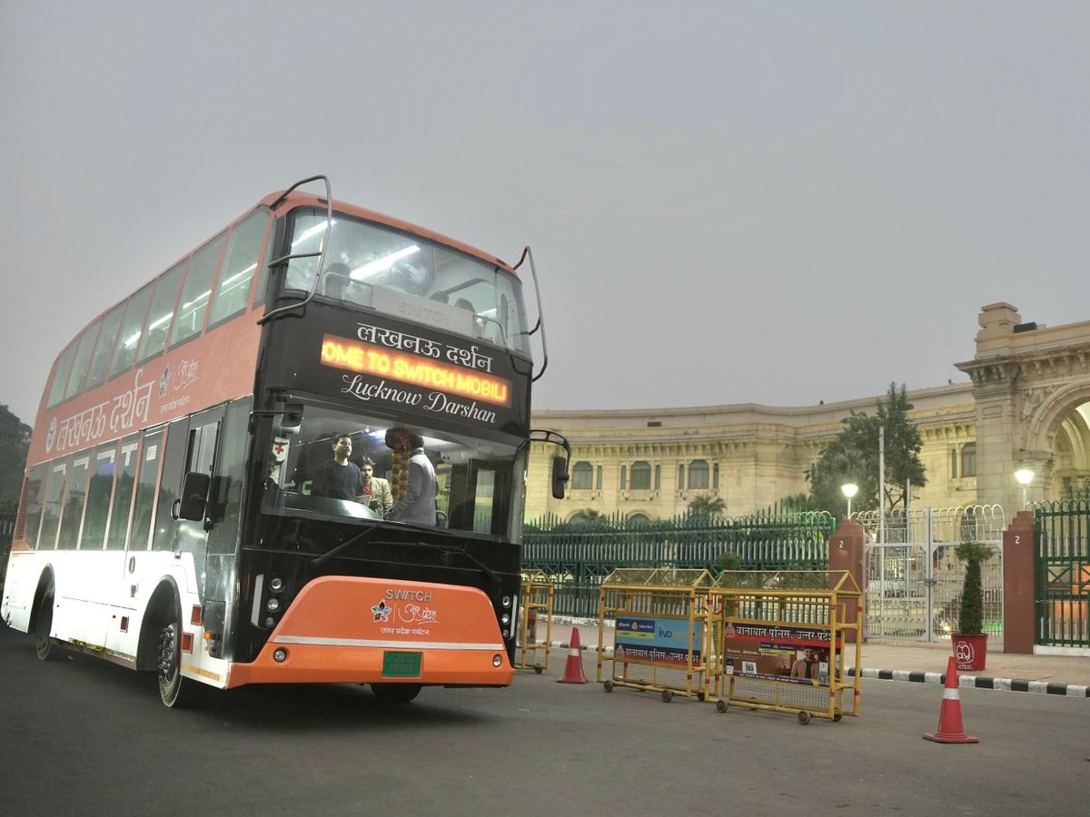 Lucknow Darshan: लखनऊ में शुरू हुई डबल डेकर बस सेवा, ऐतिहासिक स्थलों के साथ मिलेगा सुरक्षा और स्मार्ट शहर का अनुभव