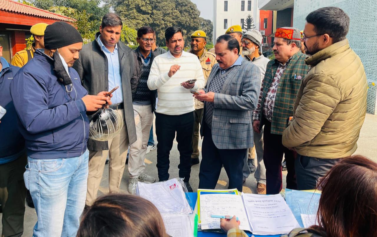 गाजियाबाद में मतदाता सूची शुद्धिकरण अभियान तेज, CEO नवदीप रिणवा ने मतदान स्थलों का किया निरिक्षण