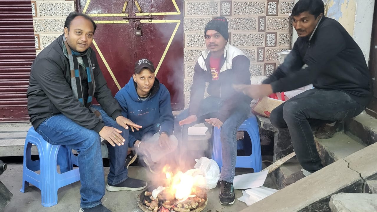 बुलंदशहर में शीतलहर का कहर: बर्फीली हवाओं के आगे बेबस लोग, अलाव बना सर्दी का सबसे बड़ा सहारा