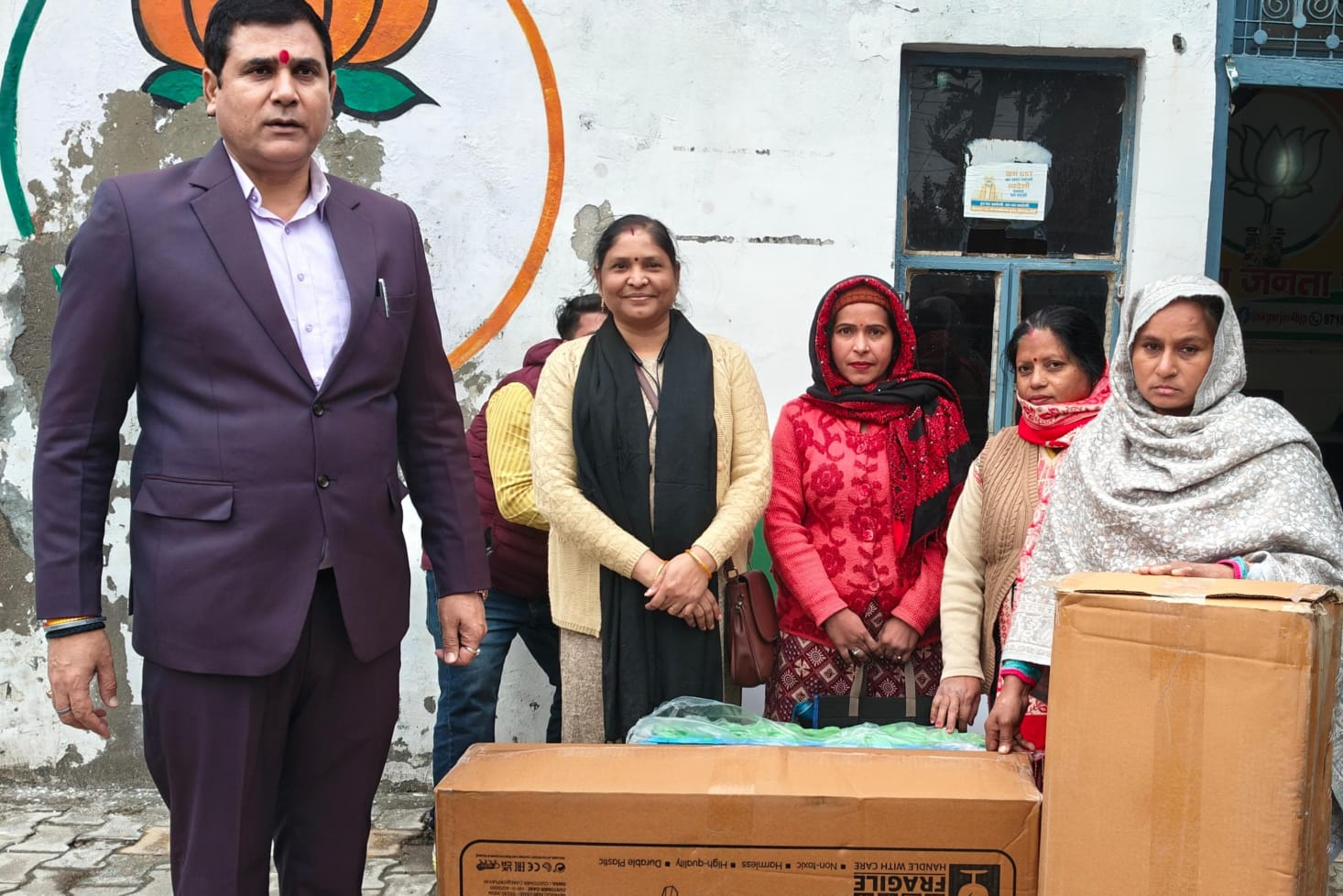 लोनी में बचपन को संवारने की पहल: आंगनवाड़ी केन्द्रों को मिलेगा नया रूप, विधायक ने सामग्री वितरण वाहनों को दिखाई हरी झंडी