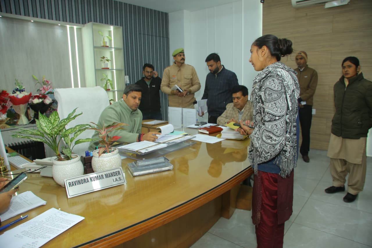 गाजियाबाद कलेक्ट्रेट में उमड़ी फरियादियों की भीड़, डीएम ने खुद सुनी जनता की पीड़ा, स्थलीय निरीक्षण पर विशेष जोर