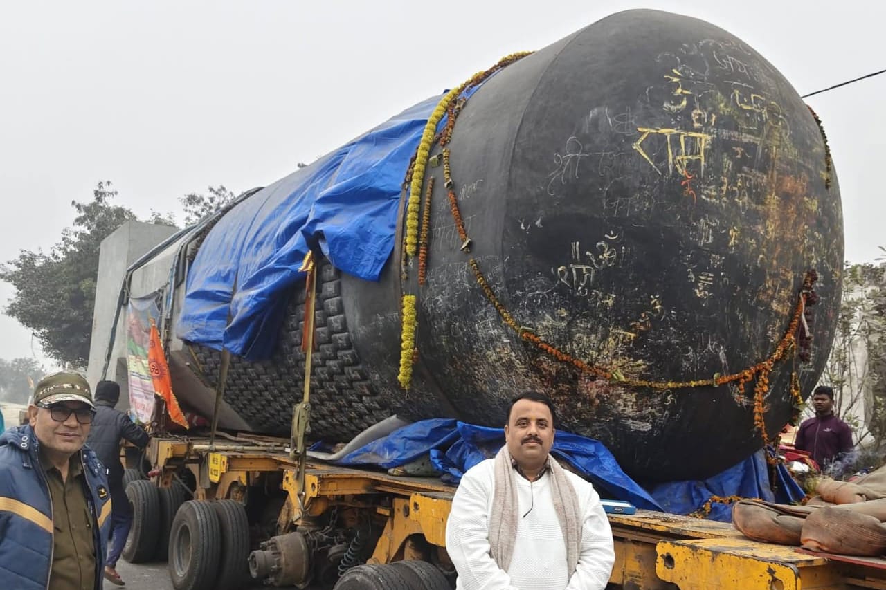 कुशीनगर पहुंचा विश्व का सबसे बड़ा शिवलिंग, दर्शन से अभिभूत हुए श्रद्धालु, बिहार तक उमड़ा आस्था का सैलाब