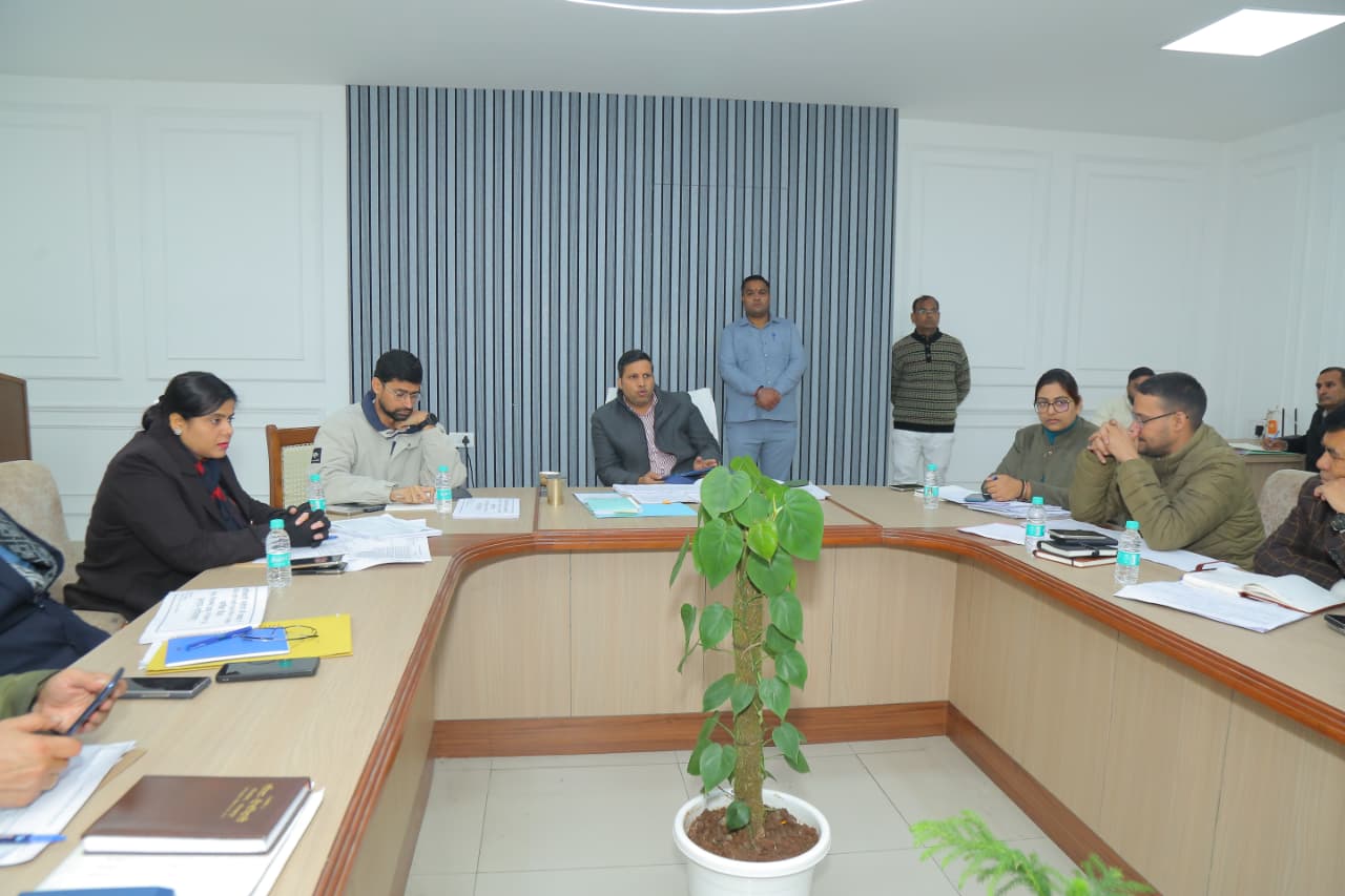 जिलाधिकारी की अध्यक्षता में राजस्व कार्यों की समीक्षा बैठक, जनता हित में प्रभावी कार्रवाई सुनिश्चित करने के सख्त निर्देश