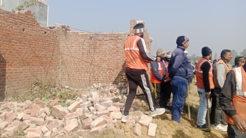 बुलंदशहर में गरजा बुलडोजर, अवैध कब्जों पर सख्त कार्रवाई, नगर पंचायत ने हटवाया अतिक्रमण