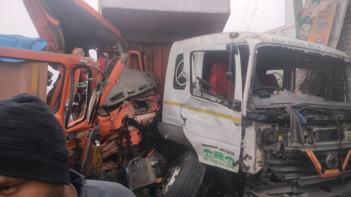कुशीनगर में घने कोहरे का कहर, हाईवे पर कंटेनर-ट्रक की जोरदार भिड़ंत, घंटों फंसा रहा यातायात